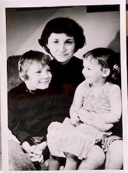 Ondřej Soukup s matkou a sestrou, Praha, 1980
