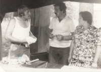 Jiří Janičata při prodeji makrel na fotbalovém turnaji v Kobylé