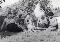 Rodinná idyla. Zleva: farář Václav Kostiha, Hedvika Hanzelková a jejich syn Stanislav, který byl vychován svou tetou Blaženou (za chlapcem) a jejím manželem Stanislavem, bratrem faráře Kostihy (zcela vpravo), červenec 1941