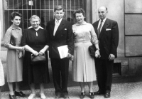 Miloslav Nevrlý s rodinou při promoci v Praze 1957 