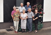 Setkání pamětníka s jeho příbuznými v Německu v roce 1996, Jan Moudrý druhý zprava ve spodní řadě, vpravo od něj jeho sestra Markéta