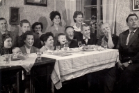 Oslava otcových narozenin v roce 1962, Jan Moudrý na snímku v horní řadě druhý zleva, dole vlevo jeho manželka se synem