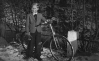 Jan Moudrý před domem ve Frýdlantu, rok 1951