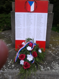 Tabule se jmény obětí srpnové okupace Československa v roce 1968 a trnová koruna, které Jan Tomsa umístil 8. května 2020 k soše rudoarmějce v Jaroměři