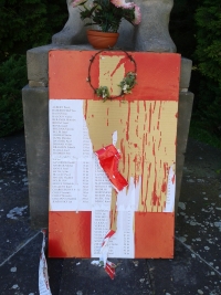 Poničená tabule obětí okupace Československa z roku 1968, kterou Jan Tomsa umístil 8. května 2020 k soše rudoarmějce v Jaroměři