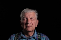 Pamětník Jiří Pötzl ve studiu Paměti národa v roce 2023