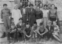 První vpravo dole Jiří Janičata v osmé třídě
