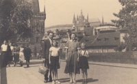 Zleva Ladislav Malík s manželkou a dcerami na výletě v Praze, 1961