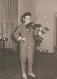 Při hře na housle, Fulnek, 15. června 1962
