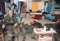 Petr Rosmanik (vlevo) s kolegy, základna Donja Ljubija, Bosna a Hercegovina, listopad 1997