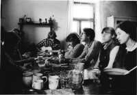 Ruth vpravo, Zbytov, setkání evangelické mládeže, 1983