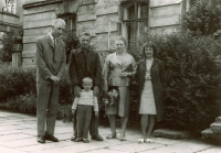 Horst Schmidt (vlevo) na rodinné fotografii se synem Romanem a strýcem v roce 1965