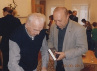 Roman Kopřiva (vpravo) s generálem Milanem Píkou v roce 2014