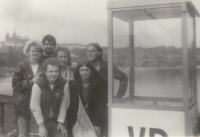 Účastníci výstavy na Střeleckém ostrově v Praze, zachyceni na mostě Legií. Karel Bloch zcela vpravo, 1987