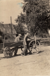 Strýc František Surových a bratranec pamětníka v Anníně u č. p 13
