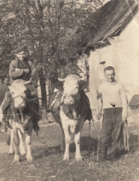 Strýc František Surových s bratrancem pamětníka Antonínem Surovýchem v Anníně u domu Pohlu