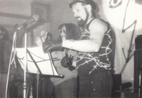 Koncert v Dasnicích roku 1988, který rozehnala policie. Na snímku Dino Vopálka s kapelou Litinovej Pepa and Průmyslovej plyn