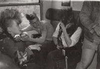Pankáči ve vlaku na trase Sokolov-Dasnice, 1988