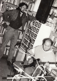 Recitál v mariánskolázeňské městské knihovně, 90. léta. Zleva Jiří Fiala, kytara Alois „Fošna" Borsuk