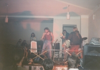 Koncert skupiny The Quasimodo Bells v Trstěnicích roku 1993. Zpívá Jiří Fiala, zády Vladimír Metud Svoboda