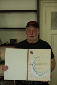 Vladimír „Metud“ Svoboda s pamětním diplomem za účast ve třetím odboji