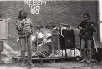 Kapela Beatové družstvo na koncertě v Dasnicích u Sokolova roku 1988