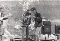 Kapela Beatové družstvo na koncertě v Dasnicích u Sokolova roku 1988