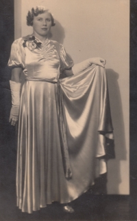 Maminka Aleny Fiedlerové, za svobodna Věra Švarcbeková, 1943