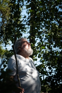 Vladimír Vlk při natáčení v Dobrovicích v roce 2023 - inscenovaný portrét