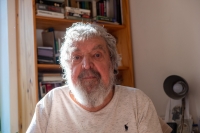 Vladimír Vlk při natáčení v Dobrovicích v roce 2023 - inscenovaný portrét