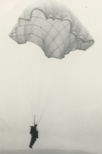Zdeněk Nechanický při seskoku padákem, 1960