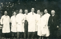 Otec Josef Vyskočil (uprostřed s brýlemi) mezi svými kolegy z opavské Zemské nemocnice v roce 1932