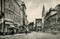 Pohled na Horní náměstí v Opavě, za války přejmenovaného na „Adolf Hitler Platz“, 40. léta dvacátého století
