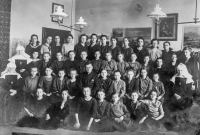 Matka Marie Vyskočilová (sedící v druhé řadě odspodu, třetí zleva) v německé církevní škole v Opavě, kterou navštěvovala do svých čtrnácti let, fotografie je asi z roku 1920