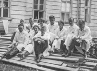 Mladí studenti a praktikanti Zemské nemocnice v Opavě před jedním z nemocničních pavilónů, 30. léta dvacátého století