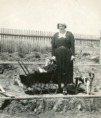 Tříletá Zdenka Pospíšilová se svou matkou Marií Vyskočilovou na zahradě jejich domu těsně po jeho výstavbě, 14. června 1936