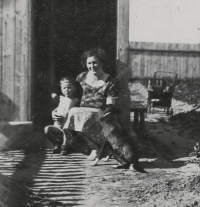 Tříletá Zdenka Pospíšilová se svou matkou Marií Vyskočilovou u rodinného domu na Květinové ulici v Opavě v roce 1936