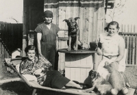 Na lehátku Zdenčina nevlastní sestra Marie Beinhauerová, nad ní sousedka od vedle a vlevo matka Marie Vyskočilová, vyfoceno 29. září 1937