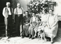Zleva děda Leopold Kanclíř, jeho bratr s manželkou, neznámá paní, Zdenka Pospíšilová, její matka Marie Vyskočilová, babička Marie Kanclířová. Fotografie z roku 1936 u rodinného domku na statku v nemocnici