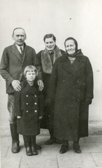 Na návštěvě u prarodičů v Opavě, zleva děda Leopold Kanclíř, matka Marie Vyskočilová, babička Marie Kanclířová, dítě Zdenka Pospíšilová. Fotografie z 2. února 1940