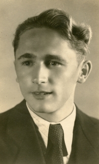 Bratranec z Polska Josef Kobiela, který přišel za druhé světové války o ruku a utekl z transportu do Osvětimi. Fotografie z roku 1946