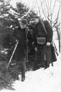 Vlevo s hůlkou otec Josef Vyskočil na mysliveckém honu v Uherském Hradišti v roce 1940