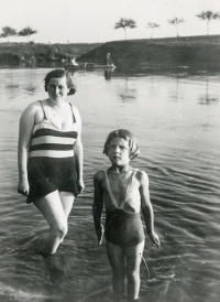 Koupání v přírodním koupališti v Uherském Hradišti, Zdenka Pospíšilová s matkou Marií Vyskočilovou, vyfoceno mezi lety 1940–1943 