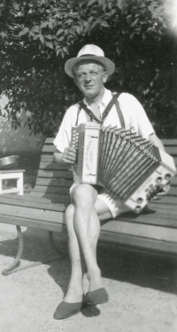 Otec Josef Vyskočil rád hrál na tahací harmoniku. Foceno v Uherském Hradišti okolo roku 1940