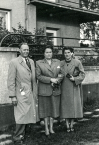Alois Beinhauer s manželkou Eliškou a její dcerou Marií Beinhauerovou, roz. Vyskočilovou, před jejich domem na Olomoucké ulici v Opavě, okolo roku 1940