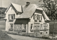 Domek rodiny Beinhauerů v Jeseníku z doby, kdy dělal Alois Beinhauer taxikáře pro Priessnitzovy lázně, 30. léta dvacátého století 