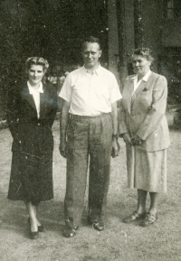Zleva nevlastní sestra Zdenky Pospíšilové Marie Beinhauerová, Alois Beinhauer a jeho manželka Eliška, 30. léta dvacátého století