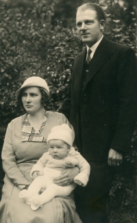 Zdenka Pospíšilová se svými rodiči 15. října 1933