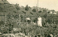 Manželé Vyskočilovi si pronajali zahradu na ulici Palackého v Opavě, nahoře nad nimi železniční násep, 30. léta dvacátého století