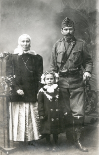 Marie Kobielová a Leopold Kanclíř, dítě je matka Zdenky Pospíšilové Marie Vyskočilová. Ve Skoczowě za první světové války v roce 1917